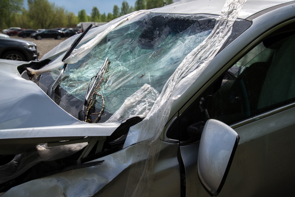 Abogados de accidentes automovilísticos en Oceanside que manejan daños graves en el parabrisas después de una colisión importante