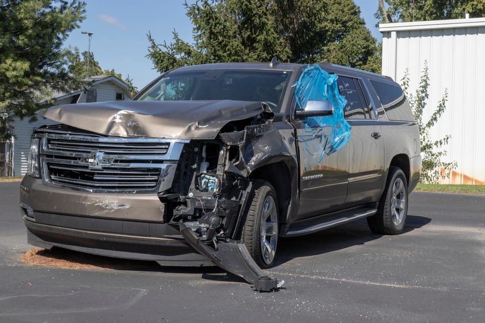 SUV dañado tras un grave accidente provocado por una posible falla en los frenos.